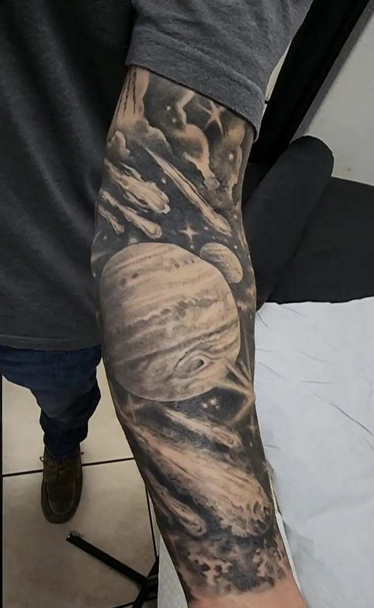 A man with his arm in a tattoo